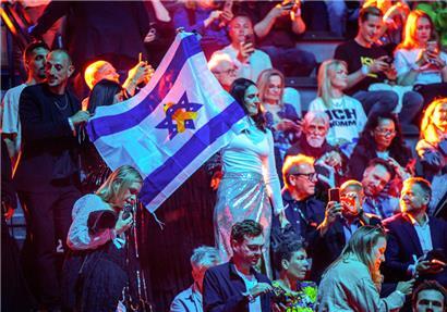 Musikfans der Teilnehmerin aus Israel stehen mit der israelischen Fahne vor dem zweiten Halbfinale des 69. Eurovision Song Contests
