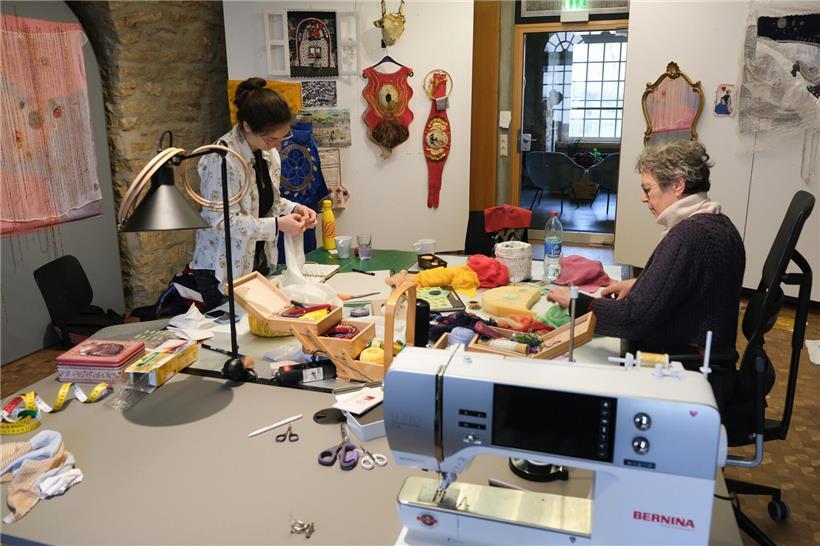 Wie aus der Krankheitsdiagnose ein Kunstprojekt von Aurélie D’Incau und ihrer Mutter wurde Mutter und Tochter arbeiten gemeinsam an einem kreativen Projekt in hellem, freundlichem Arbeitszimmer