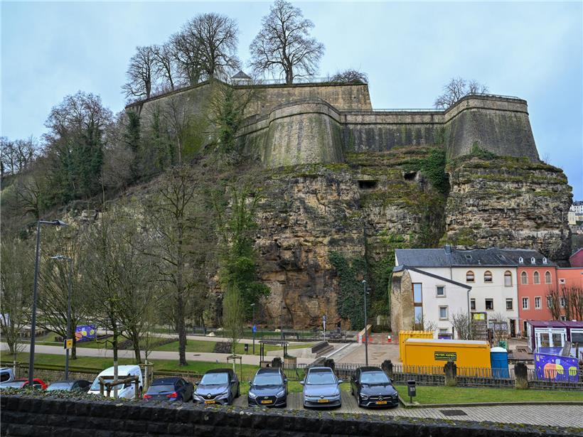 Nach Arbeiten am Felsen im Petrusstal im März 2025 lösen sich kleine Steine und Geröll ab