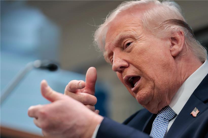 Iranische Flagge vor verschwommenem US- und Iran-Flaggenhintergrund symbolisiert abgebrochenen Kontakt nach Trumps Drohungen