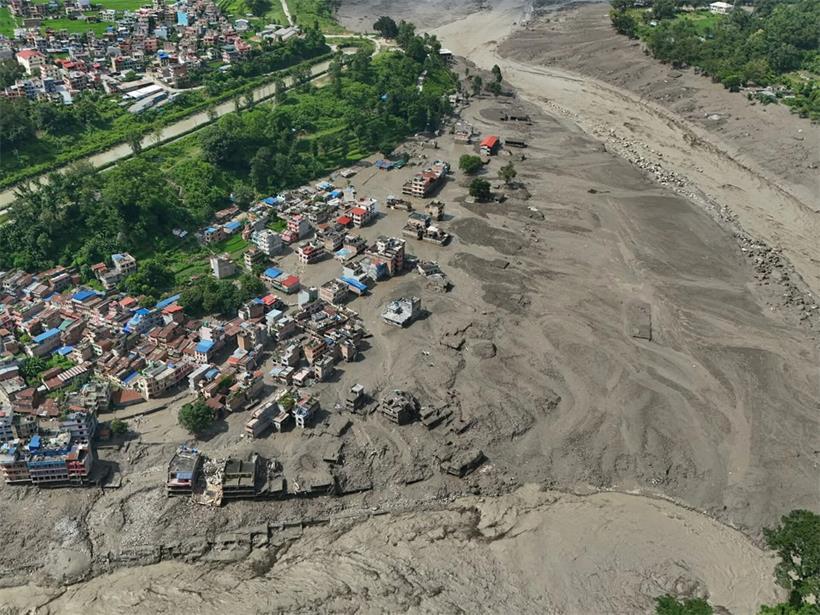 Nach Sturzfluten im nepalesischen Distrikt Nuwakot stehen beschädigte Häuser gefährlich nahe an den angeschwollenen, mit Treibgut verstopften Ufern des Trishuli-Flusses. Eine massive Sturzflut in Nepal hat nach Behördenangaben einigen Menschen das Leben gekostet