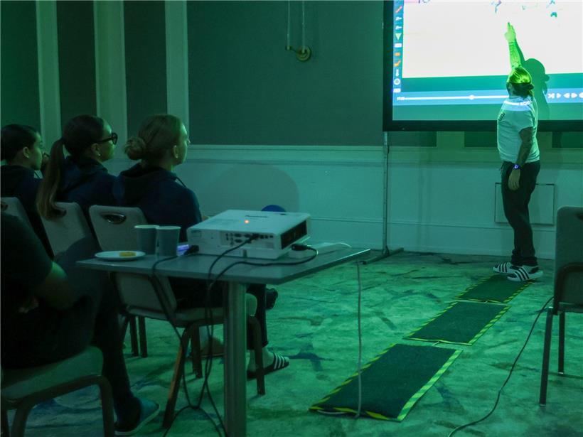 Drei Torhüterinnen bei spezieller Videoanalyse nach dem Abendessen im Fußballtraining