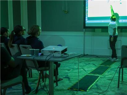 Drei Torhüterinnen bei spezieller Videoanalyse nach dem Abendessen im Fußballtraining