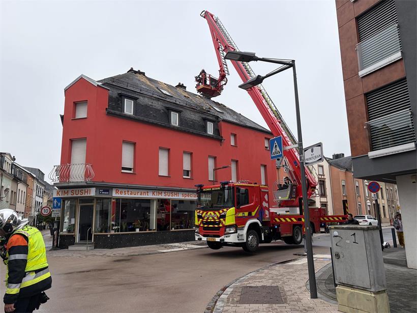 Nach dem Brand kurz vor 2.30 Uhr ist die Feuerwehr am Mittwochmorgen immer noch vor Ort
