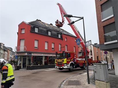 Nach dem Brand kurz vor 2.30 Uhr ist die Feuerwehr am Mittwochmorgen immer noch vor Ort