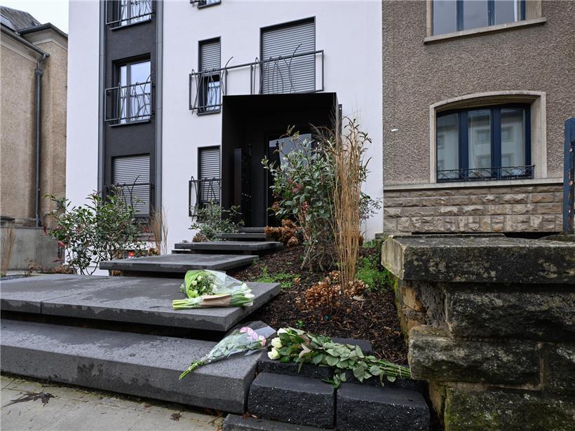 Blumen am Tatort der tödlichen Attacke auf eine Frau in der Avenue de la Faïencerie am Dienstag