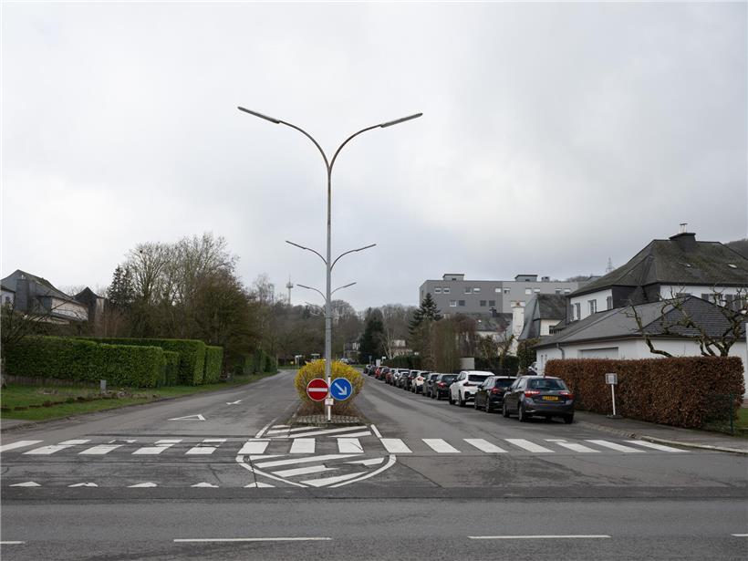 Straße links wird zur Grünfläche, rechts Parkplätze entfallen – städtische Umgestaltung mit mehr Grünflächen und weniger Parkplätzen
