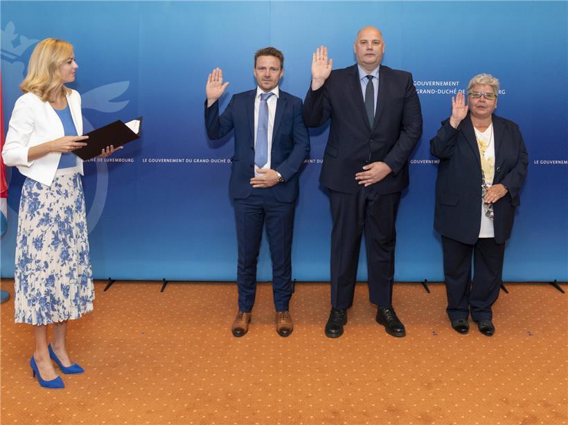 Paul Maréchal und Luc Recken bei der Vereidigung nach Gemeindewahl 2023, Amtswechsel zwischen Bürgermeister und erster Schöffe