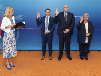 Paul Maréchal und Luc Recken bei der Vereidigung nach Gemeindewahl 2023, Amtswechsel zwischen Bürgermeister und erster Schöffe