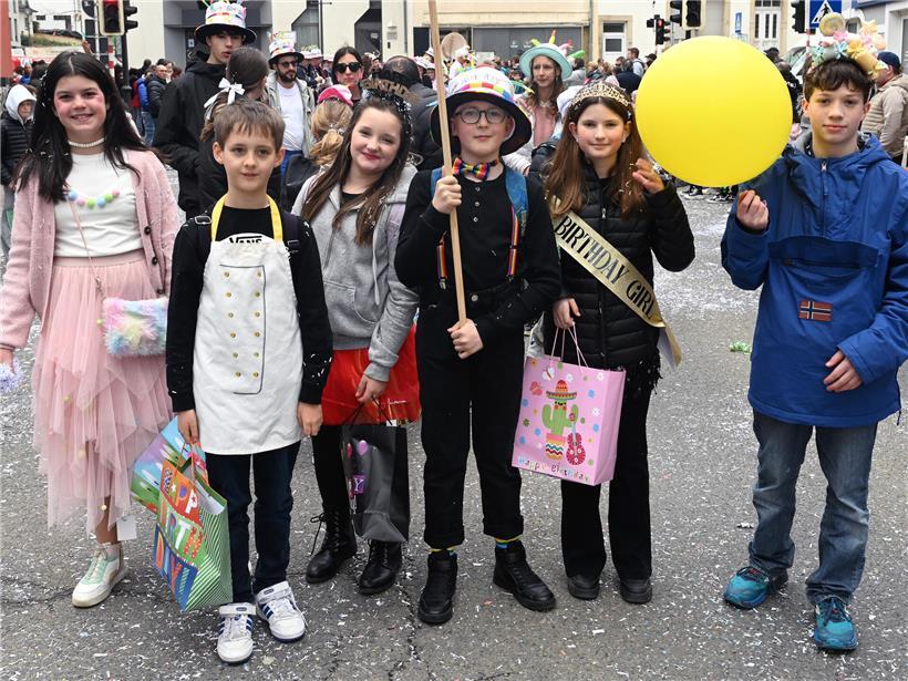 Afterparty nach kinderfreundlicher Kavalkade in Kayl mit feiernden Menschen und bunten Lichtern