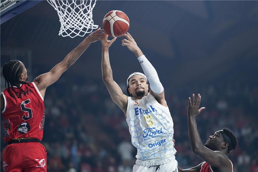 Nicholas Davis jubelt mit Etzella-Spielern nach wichtigem Sieg nach drei Niederlagen, inklusive Pokalendspiel gegen Fels