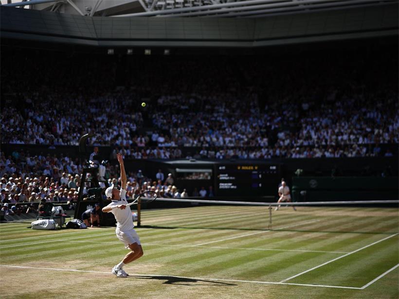 Jannik Sinner kämpft sich nach Wackelstart im Tennismatch zurück, fokussiert und entschlossen auf dem Platz