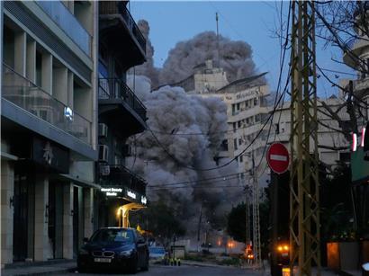 Einsturz eines Gebäudes im Zentrum von Beirut nach israelischem Luftangriff, Zerstörung im Libanon, Kriegsschäden sichtbar