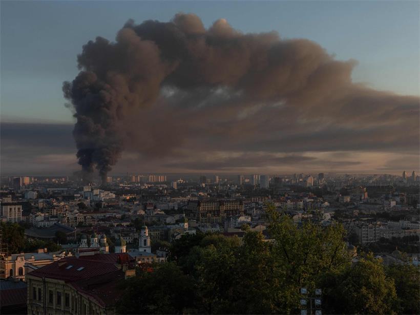 Rauch steigt über Kiew nach russischem Luftangriff, zerstörte Gebäude und dramatische Kriegsszene in der ukrainischen Hauptstadt