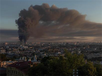 Rauch steigt über Kiew nach russischem Luftangriff, zerstörte Gebäude und dramatische Kriegsszene in der ukrainischen Hauptstadt