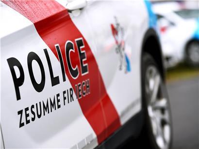 Polizeiwagen an Unfallstelle in Wiltz nach Fahrerflucht, Beamte suchen Zeugen für Fahndung