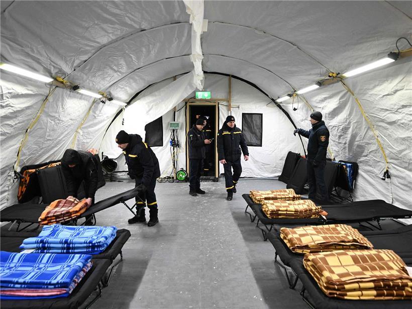 Beheiztes Zelt in Kiew nach russischen Angriffen auf Energieversorgung, Bewohner wärmen sich und übernachten dort