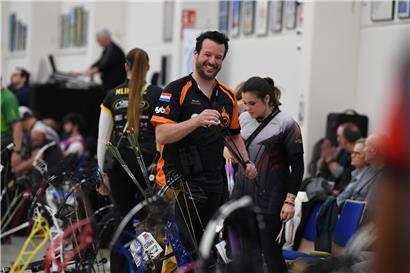 Gilles Seywert mit Compoundbogen beim Meistertitel nach Landesrekord im Bogenschießen