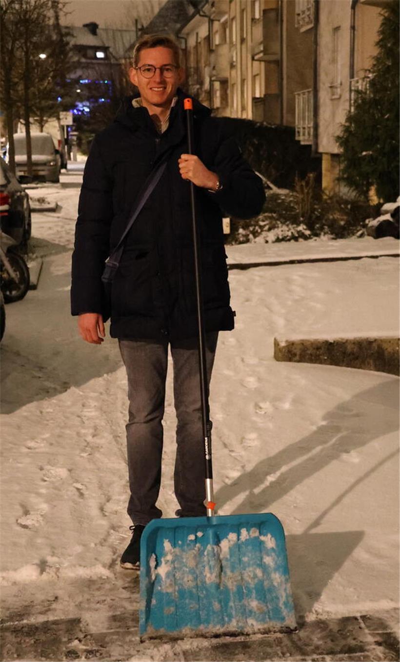 Felix posiert lächelnd nach getaner Arbeit seines Bruders, entspannt und stolz im Freien