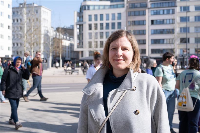 Natalia Kowbasiuk spricht über die Doppelbelastung von Frauen zwischen Beruf, Familie und Care-Arbeit in einem Vortrag.