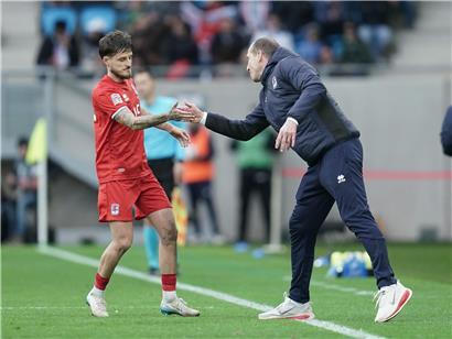 Nationaltrainer Jeff Strasser gibt Vincent Thill auf dem Fußballfeld neues Selbstvertrauen während des Trainings.