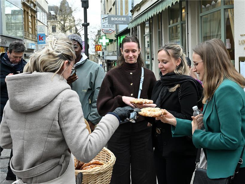 Traditionelles Geschenkübergabe-Moment zwischen zwei Personen, Freude schenken unabhängig vom Geschlecht