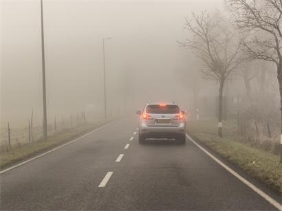 Nebel schränkt die Sicht auf den Straßen ein: Die Polizei kontrolliert während der Kampagne „Wanterzäit 2026“ bis Ende Dezember die Beleuchtung und den technischen Zustand von Fahrzeugen in Luxemburg