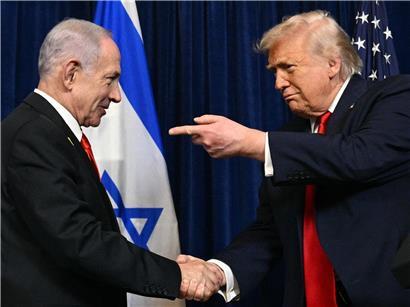 US-Präsident Donald Trump (r.) und Israels Premierminister Benjamin Netanjahu geben sich die Hand, als sie am 29. Dezember 2025 bei einer gemeinsamen Pressekonferenz in Trumps Anwesen Mar-a-Lago in Palm Beach, Florida, vor Journalisten treten.

Trump hatte Netanjahu an diesem Tag zu wichtigen Gesprächen über den Übergang in die nächste Phase des fragilen Waffenruheplans für den Gazastreifen empfangen. Zudem berieten die beiden über den Iran. Trump erklärte, sollten die Machthaber in Teheran ihre Atomanlagen wieder aufbauen, würden die USA diese „zerschlagen“.

