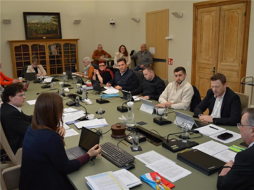 Neue Sitzordnung im Rathaus nach Bildung der neuen Koalition mit Politikern bei der ersten Sitzung