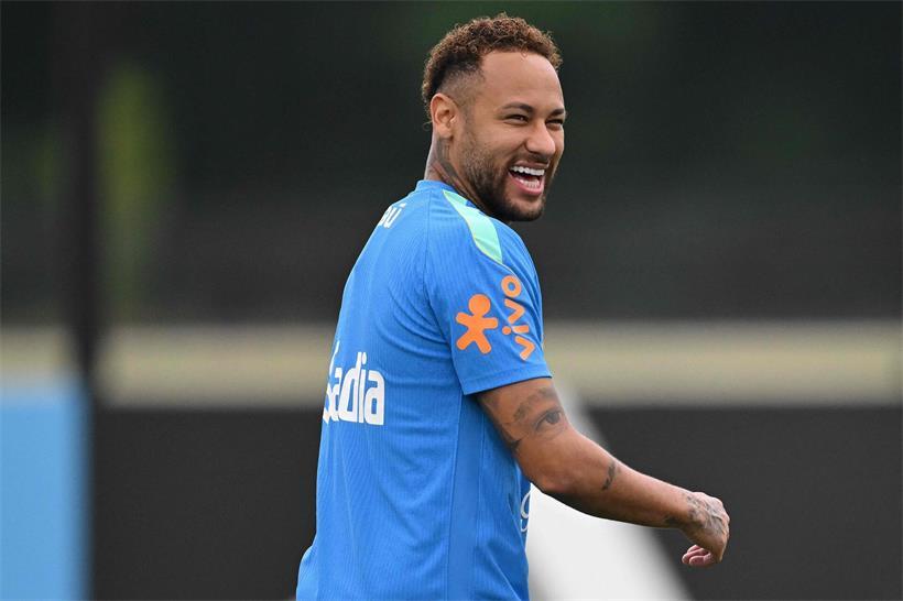 Neymar in FC Santos Trikot beim Dribbeln auf dem Fußballfeld in Brasilien