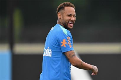 Neymar in FC Santos Trikot beim Dribbeln auf dem Fußballfeld in Brasilien