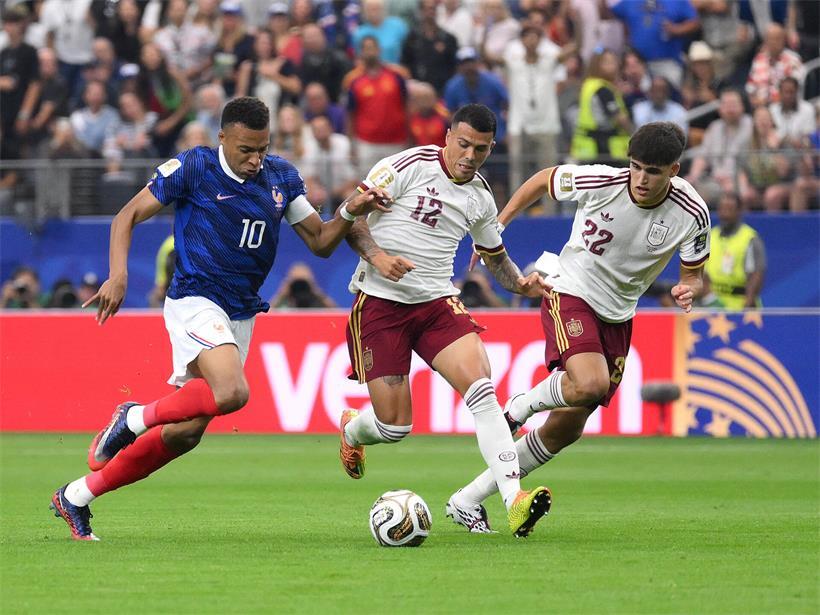 Nicht Kylian Mbappé (l.), sondern Pedro Porro (M.) ließ das Tornetz zappeln