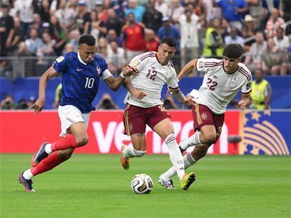 Nicht Kylian Mbappé (l.), sondern Pedro Porro (M.) ließ das Tornetz zappeln