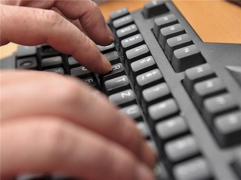 Person nutzt Internetstuff-Software zur Bewältigung aktueller Online-Herausforderungen am Laptop.