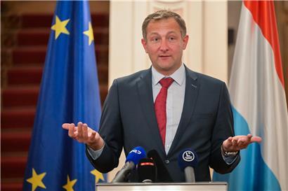 Christophe Hansen am Krautmarkt mit dem EU-Kommissionsprogramm für kommende Monate in der Hand