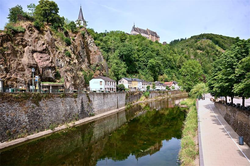 Trockenes Flussbett des Our in Vianden mit niedrigem Wasserstand und vertrockneter Vegetation im Sommer