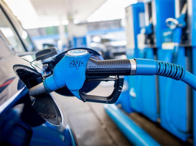 Super 95 Benzinpreis sinkt ab Mitternacht leicht, Tankstelle Preisanzeige mit reduziertem Spritpreis sichtbar