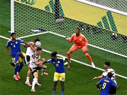 Nico Schlotterbeck köpft Deutschland zur 2:1-Führung im Fußballspiel, entscheidender Kopfball-Treffer in der Partie