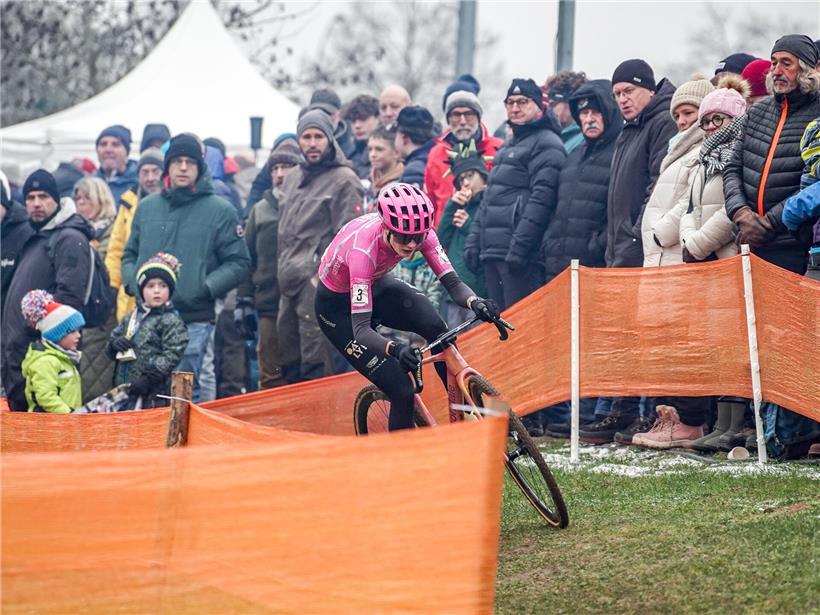Nina Berton spricht vor Publikum bei Veranstaltung in Diekirch, Live-Auftritt, Event, Rednerin