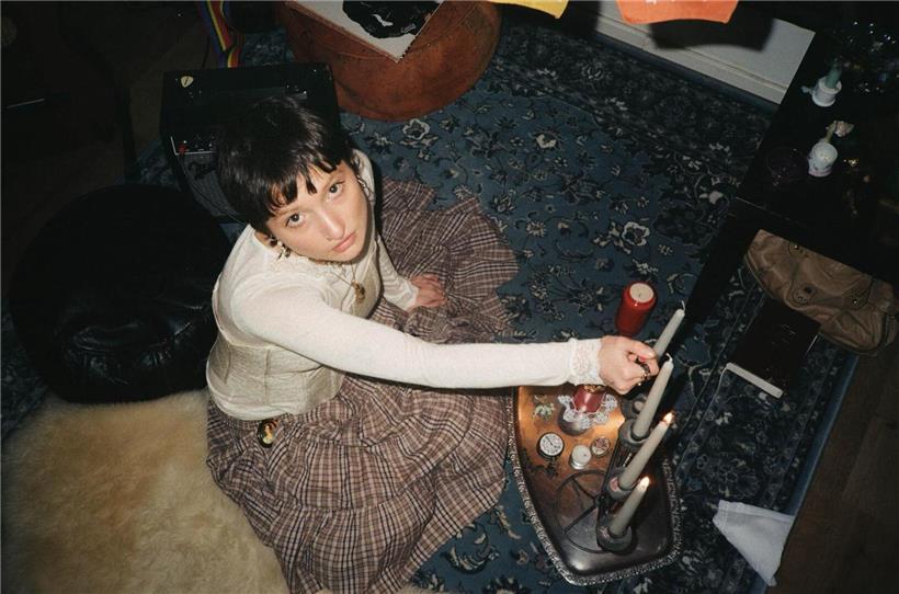 Frau mit melancholischem Ausdruck in sanftem Licht, inspiriert von emotionaler Nachdenklichkeit