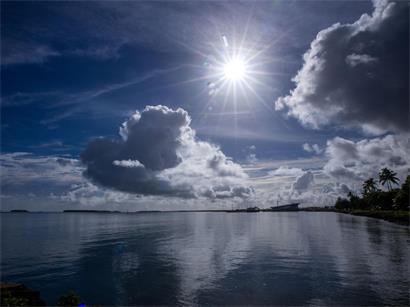 Noch herrscht Idylle: Die Sonne scheint am blauen Himmel über der Küste des Südpazifik auf der Hauptinsel des Inselstaats Tonga.