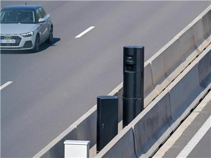 Spezial-Radarfallen an der A3 prüfen Mitfahrspur auf Mitfahrer zur Verkehrsüberwachung und Blitzerkontrolle