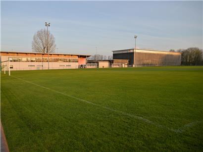 Sportlerinnen und Sportler spielen auf grünem Rasenplatz in Zessingen vor Umgestaltung ab Herbst 2027