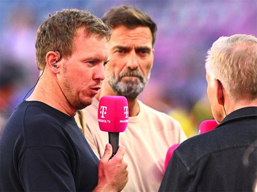 Julian Nagelsmann und Jürgen Klopp stehen gemeinsam am Mikrofon bei MagentaTV-Expertenanalyse