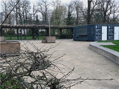 Leerer Standort im Stadtpark mit verblasster Sommer-Terrasse, baldige Umgestaltung für mehr Aufenthaltsqualität