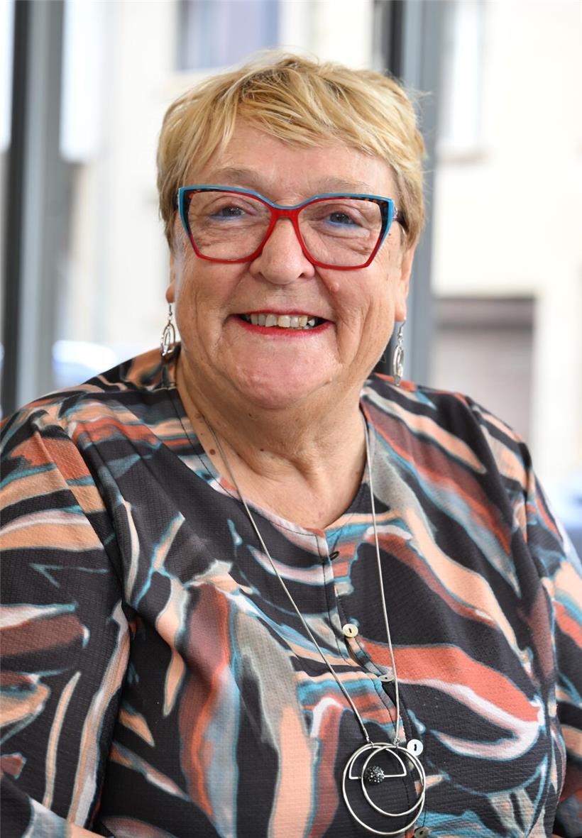 Nora betrachtet kritisch das alte Rathaus, das sie als unansehnliches Gebäude empfindet.