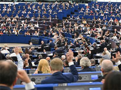 Mehrheit von 361 EU-Parlamentariern gegen Chatkontrolle im EU-Parlament symbolisch dargestellt