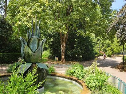 Grüner Parc Laval mit schattigen Plätzen nahe Escher Stadtzentrum, ideal zum Entspannen und Spazierengehen