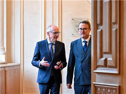 Premierminister und Außenminister im Gespräch über aktuelle ILRES-Zahlen, politische Diskussion, offizielle Meeting-Szene