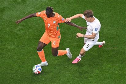 Odilon Kossounou aus Elfenbeinküste im Zweikampf gegen David Moeller Wolfe aus Norwegen beim Fußballspiel